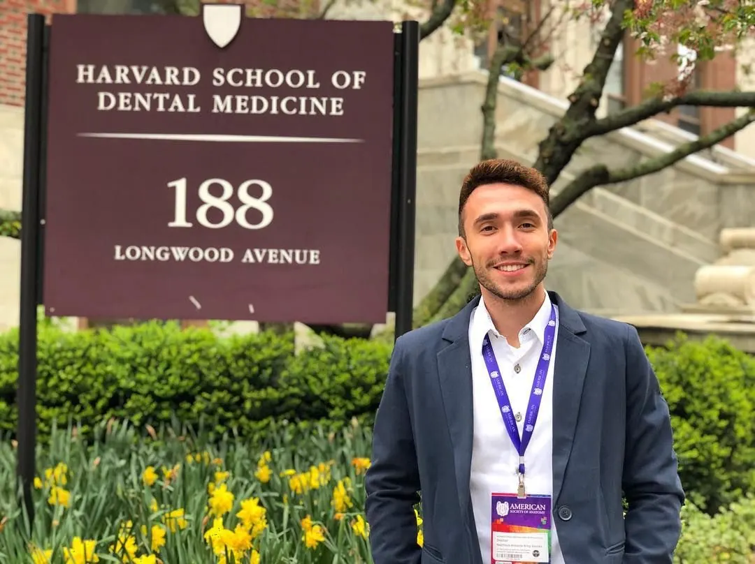 Dr. Matheus Krey em frente à Harvard School of Dental Medicine, em Boston
